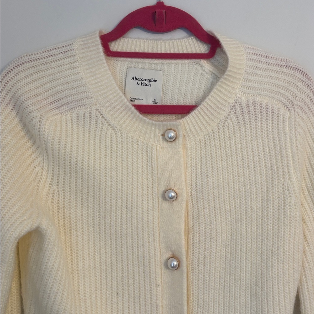 Abercrombie & Fitch Cream Ribbed Knit Pearl Button Cardigan Size Small - Picture 4 of 5